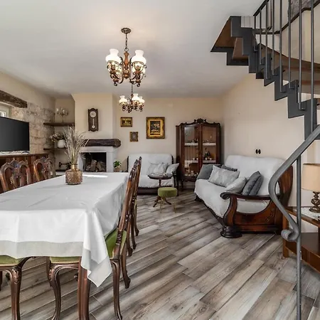 Little Arya * Otok (Split-Dalmatia)