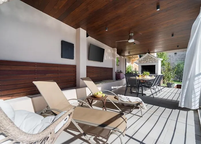 Little Arya * Otok (Split-Dalmatia)