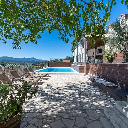 Little Arya * Otok (Split-Dalmatia)