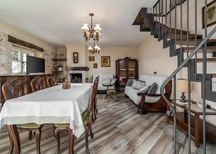 Little Arya * Otok (Split-Dalmatia)